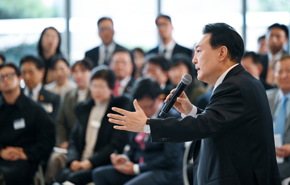 윤석열 대통령이 4일 경기도 용인시 중소기업인력개발원에서 '국민과 함께하는 민생토론회' 형식으로 열린 기획재정부의 2024년 신년 업무보고에서 발언하고 있다.대통령실은 2024년도 정부 업무보고를 '국민과 대통령이 함께하는 민생토론회' 형식으로 개최한다고 전날 밝혔다. 2024.1.4 [대통령실 제공. 재판매 및 DB 금지]
