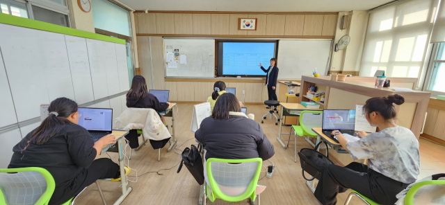 IT서포터즈가 대전 반석고등학교 특수학급에서 ITQ파워포인트 교육을 진행하고 있다. KT 충남·충북광역본부 제공