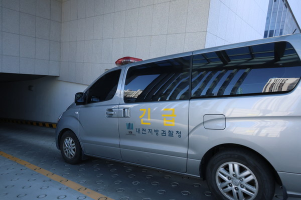 8일 오후 문재인 정부의 국가 통계 조작에 관여한 혐의를 받는 윤성원 전 국토교통부 1차관이 탑승한 호송 차량이 영장실질심사가 진행될 대전지법에 들어서고 있다. 사진=연합뉴스