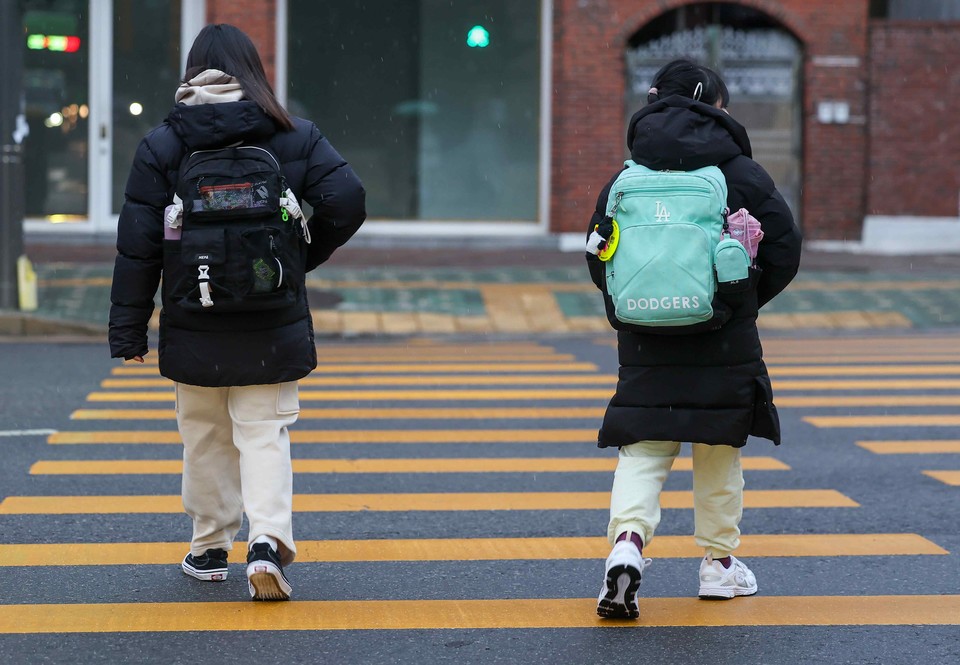시내 한 초등학교에 초등학생들이 등교하고 있다. 사진=연합뉴스.