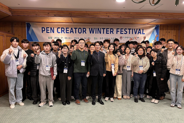 지난 3일 전북 무주군 덕유산리조트에서 1박2일간 열린 ‘펜 크리에이터 윈터 페스티벌’에서 목원대학교 창업동아리 학생 등이 기념촬영을 하고 있다. 목원대학교 제공