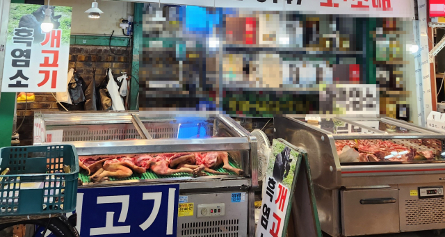 대전 서구의 한 시장 가게 냉장고에 판매용 개고기가 진열돼 있다. 사진=김성준 기자