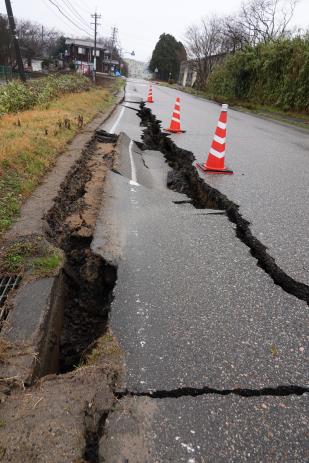 3일 이시카와현 시카마치의 아스팔트 도로가 지진으로 큰 폭으로 갈라져 있다. 사진=연합뉴스 제공
