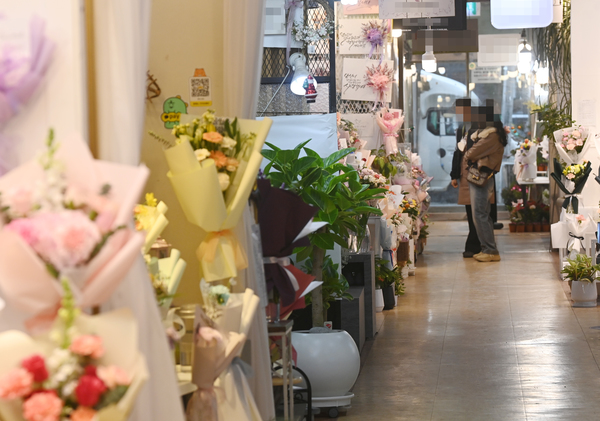 졸업을 비롯해 각종 행사가 풍성하지만 고금리·고물가 등 경기 침체가 심화 되면서 꽃 수요가 줄어든 가운데 10일 대전 서구의 한 꽃 도매시장이 한산한 모습을 보이고 있다. 이경찬 기자 chan8536@cctoday.co.kr