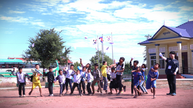 선문대학교 SDGs봉사단은 캄보디아 크라체주 콜랍 초·중등학교에서 교육 환경 개선 사업 및 교육 봉사를 진행했다. 선문대 제공