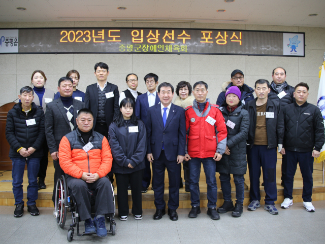 이재영 군수가 입상 선수들과 기념 촬영을 하고 있다. 김정기 기자