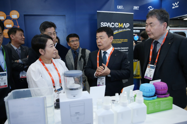 1월 9일(현지시각) 미국 라스베이거스에서 개최된 CES 2024 행사에서 한국수자원공사 윤석대 사장(사진 가운데)이 혁신기업 ‘젠21’의 주요 제품인 ‘다목적 전자세제’의 설명을 듣고 있다. 한국수자원공사는 1월 9일부터 12일까지 미국 라스베이거스에서 열리는 세계 최대 규모의 혁신기술 박람회 CES 2024에 참가하며 우수 기술을 보유한 대한민국의 물분야 혁신기업들의 해외판로 개척을 지원하고 있다. 한국수자원공사 제공