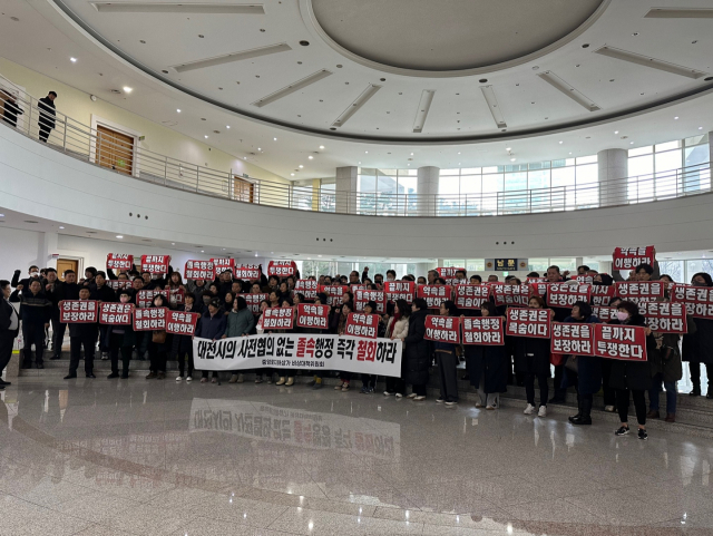 대전 중앙로지하상가 상인들이 11일 대전시의회 로비에서 기자회견을 열고 대전시의 점포 공개입찰 공고 철회를 촉구했다. 사진=이심건 기자