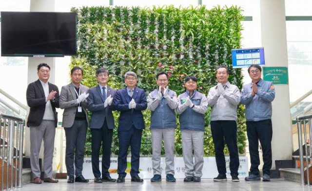 한국타이어와 한국수목원정원관리원은 11일 대전 대덕구 목상동 한국타이어 대전공장에서 ‘스마트월가든’ 오픈식을 개최했다. 한국타이어 제공