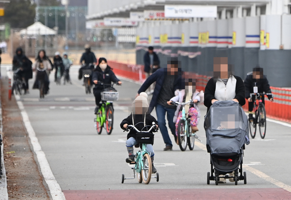 ▲ 비교적 포근한 영상의 기온을 보인 14일 대전 서구 엑스포시민광장을 찾은 가족단위 나들이객들이 자전거를 타고 산책을 즐기며 휴일을 만끽하고 있다. 이경찬 기자 chan8536@cctoday.co.kr