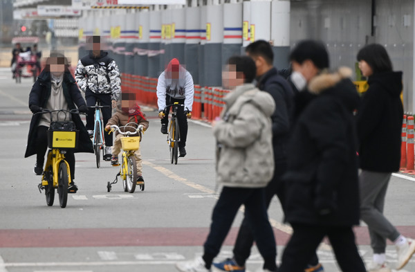 ▲비교적 포근한 영상의 기온을 보인 14일 대전 서구 엑스포시민광장을 찾은 가족단위 나들이객들이 자전거를 타고 산책을 즐기며 휴일을 만끽하고 있다. 이경찬 기자 chan8536@cctoday.co.kr