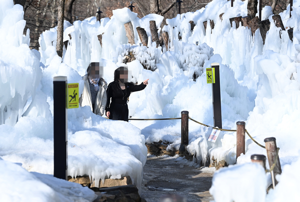 ▲ 13일 휴일을 맞아 대전 동구 상소동 산림욕장 내 얼음동산을 찾은 시민들이 고드름을 구경하며 즐거운 시간을 보내고 있다. 이경찬 기자 chan8536@cctoday.co.kr