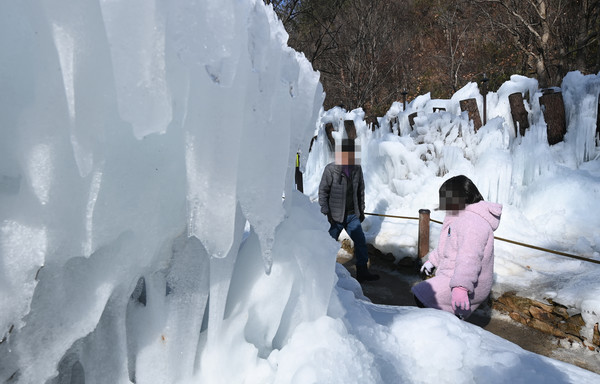 13일 휴일을 맞아 대전 동구 상소동 산림욕장 내 얼음동산을 찾은 시민들이 고드름을 구경하며 즐거운 시간을 보내고 있다. 이경찬 기자 chan8536@cctoday.co.kr