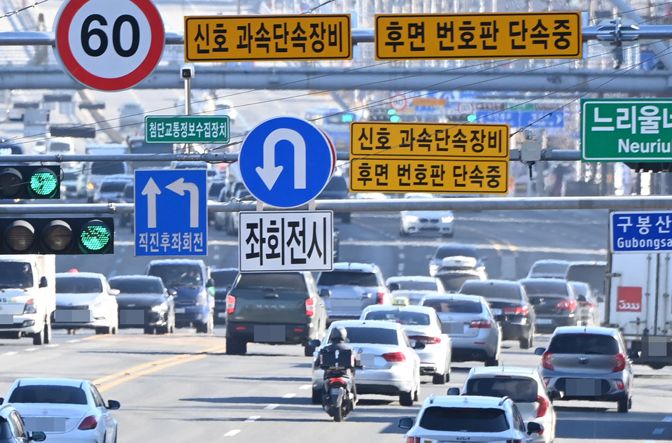 경찰이 후면 번호판을 찍는 후면 단속카메라를 활용해 오토바이 헬멧 미착용 운전자 무인 단속을 시작한 지난 8일 대전 서구의 한 도로에서 후면 단속카메라 앞을 오토바이 운전자가 지나가고 있다. 이경찬 기자.