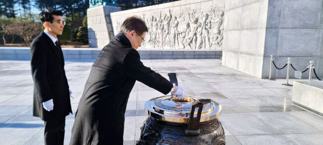 최재형 의원이 15일 국립대전현충원을 찾아 순국선열 및 호국 영령들에게 분향하고 있다. 최재형 의원 제공