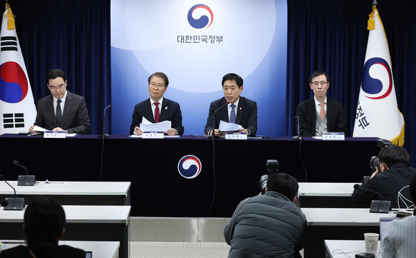 김주현 금융위원장이 17일 서울 종로구 정부서울청사에서 열린 국민과 함께하는 민생토론회 금융 부문 사후 브리핑을 하고 있다. 2024.1.17 사진=연합뉴스.