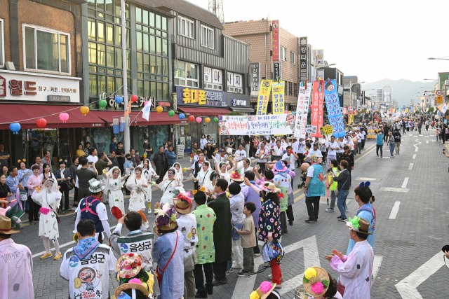 음성품바축제가 9년 연속 충청북도 최우수 축제에 선정됐다. 사진은 길놀이퍼레이드 모습. 음성군 제공