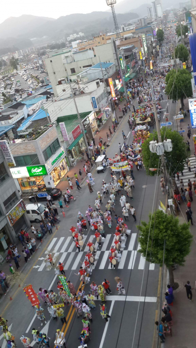 음성품바축제가 9년 연속 충청북도 최우수 축제에 선정됐다. 사진은 길놀이퍼레이드 모습. 음성군 제공