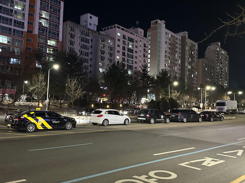 지난 12일 대전 둔산동 도로 위에 차량들이 불법주차 돼 있다. 사진=서유빈 기자