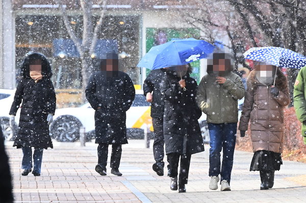  영하권의 강추위를 동반한 눈이 내린 22일 대전 서구 둔산동에서 눈을 피하기 위해 중무장한 시민들이 발걸음을 재촉하고 있다. 이경찬 기자 chan8536@cctoday.co.kr