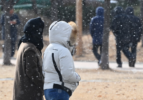영하권의 강추위를 동반한 눈이 내린 22일 대전 서구 둔산동에서 눈을 피하기 위해 중무장한 시민들이 발걸음을 재촉하고 있다. 이경찬 기자 chan8536@cctoday.co.kr