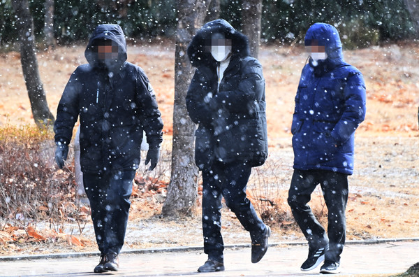 영하권의 강추위를 동반한 눈이 내린 22일 대전 서구 둔산동에서 눈을 피하기 위해 중무장한 시민들이 발걸음을 재촉하고 있다. 이경찬 기자 chan8536@cctoday.co.kr