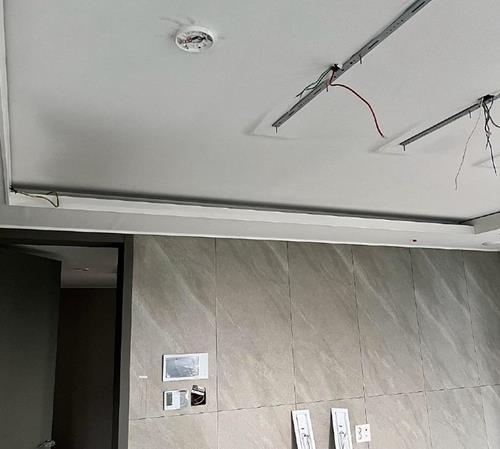 아직 형광등 설치 안 된 세종시 산울동 한 신축 아파트 내부. 사진=연합뉴스 제공