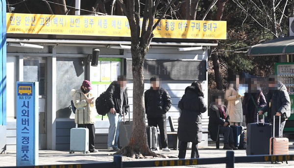 ▲ 새해와 겨울방학을 맞아 해외여행 수요가 증가하는 가운데 25일 대전청사시외버스 둔산정류소에서 해외여행을 가려는 시민들이 공항버스를 기다리고 있다. 이경찬 기자 chan8536@cctoday.co.kr