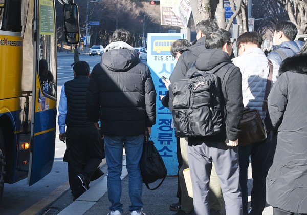 ▲ 새해와 겨울방학을 맞아 해외여행 수요가 증가하는 가운데 25일 대전청사시외버스 둔산정류소에서 해외여행을 가려는 시민들이 공항버스를 기다리고 있다. 이경찬 기자 chan8536@cctoday.co.kr