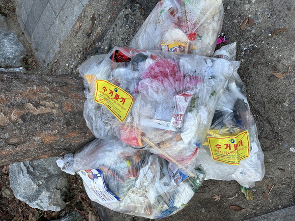 25일 대전 서구 갈마2동 무단투기 된 쓰레기 위에 수거 불가 스티커가 붙여져 있다. 사진=서유빈 기자