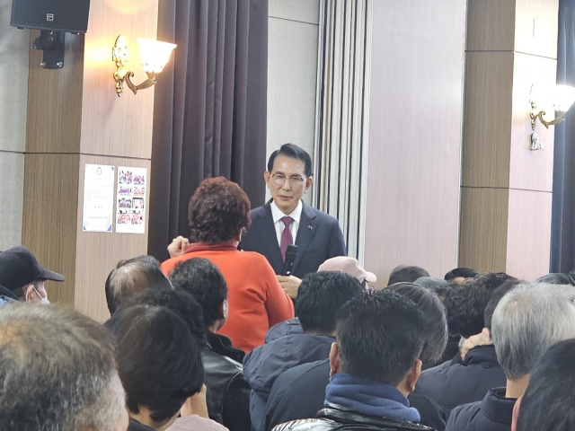 25일 이완섭 서산시장이 수석동 주민자치센터에서 열린 수석동 시민과의 대화에서 한 주민의 질문을 받고 있다. 김덕진 기자