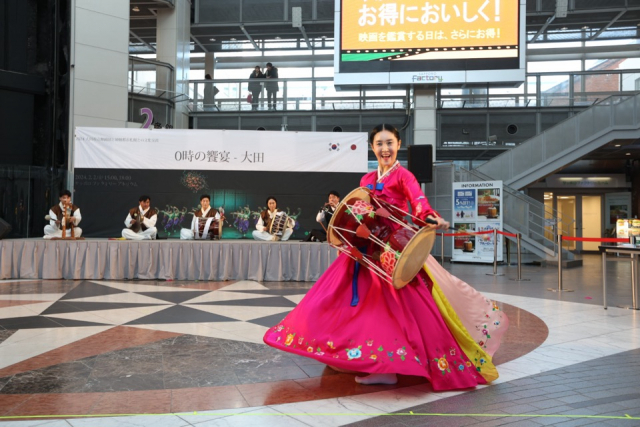 대전시립무용단이 대전시의 자매도시인 일본 삿포로시에서 우리 춤 ‘0時의 향연 – 대전’을 무대에 올렸다고 5일 밝혔다. 대전시립무용단 제공