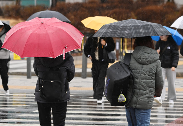 전국 대부분 지역에 눈이나 비가 내린 5일 대전 유성구 충대정문오거리 횡단보도에서 우산을 쓴 시민들이 비를 피해 발걸음을 재촉하고 있다. chan8536@cctoday.co.kr