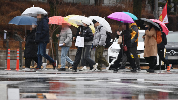 전국 대부분 지역에 눈이나 비가 내린 5일 대전 유성구 충대정문오거리 횡단보도에서 우산을 쓴 시민들이 비를 피해 발걸음을 재촉하고 있다. chan8536@cctoday.co.kr