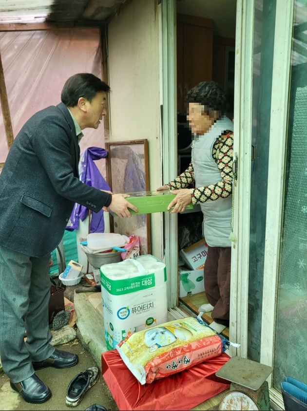 김두철 충남 홍성 홍북읍장이 어려운 이웃에게 생필품을 전달하고 있다. 사진 홍성군 제공.