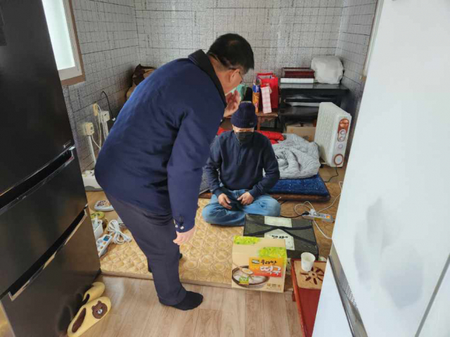 주광택 충남 홍성 금마면장이 어려운 이웃에게 위문품을 전달하고 있다. 사진 홍성군 제공