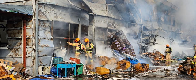 11일 오후 1시께 충북 제천시 송학면의 한국감초영농조합법인 약초 창고에서 불이 났다. 제천소방서 제공