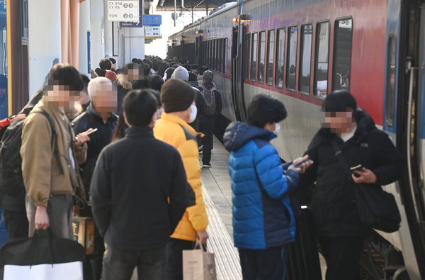  설 연휴 마지막 날인 12일 대전역 승강장에서 시민들이 짐 가방을 들고 기차에서 내려 집으로 향하고 있다. 이경찬 기자 chan8536@cctoday.co.kr