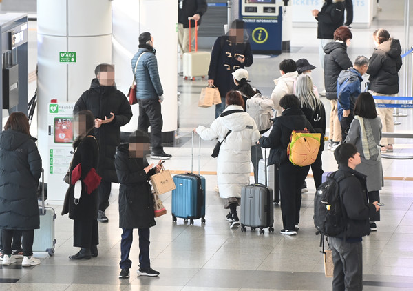 설 연휴 마지막 날인 12일 대전역 대합실에서 시민들이 짐 가방을 들고 집으로 향하고 있다. 이경찬 기자 chan8536@cctoday.co.kr