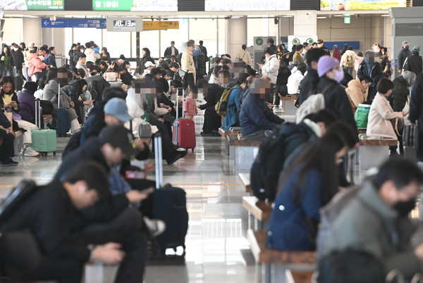 설 연휴 마지막 날인 12일 대전역 대합실이 열차를 기다리는 시민들로 북적이고 있다. 이경찬 기자 chan8536@cctoday.co.kr