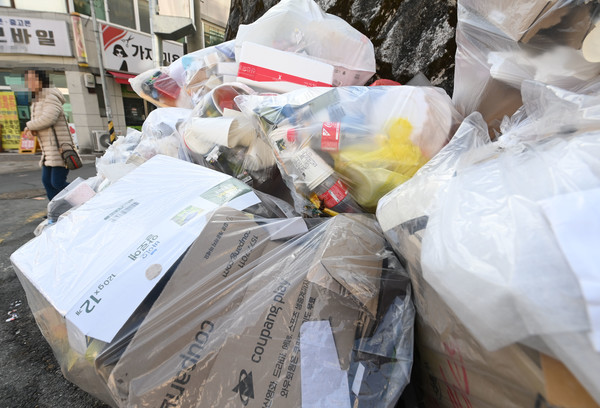 설 연휴가 끝난 13일 대전 서구의 한 주택가에 각 가정에서 쏟아져 나온 선물포장 재활용품을 비롯한 생활쓰레기가 쌓여 있다. 이경찬 기자 chan8536@cctoday.co.kr