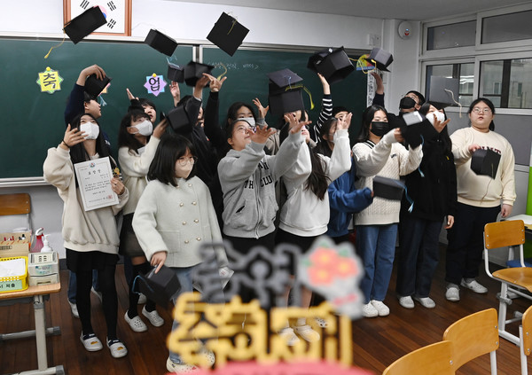 15일 대전 서구 둔산초등학교에서 열린 졸업식에서 졸업생들이 종이로 제작한 학사모를 던지고 있다. 이경찬 기자 chan8536@cctoday.co.kr