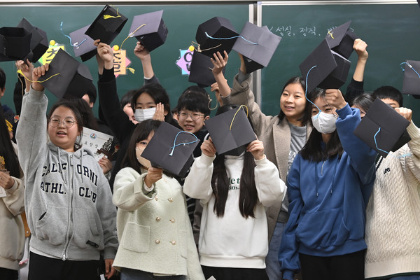 15일 대전 서구 둔산초등학교에서 열린 졸업식에서 졸업생들이 밝게 웃으며 종이로 제작한 학사모를 들어보이고 있다. 이경찬 기자 chan8536@cctoday.co.kr