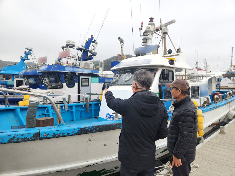 이종구 씨(오른쪽)가 김희중 충남구획어업낚시어선비상대책위원장(왼쪽)과 충남 보령 오천항에 정박된 구획어선들을 살펴보고 있다. 사진=김지현 기자