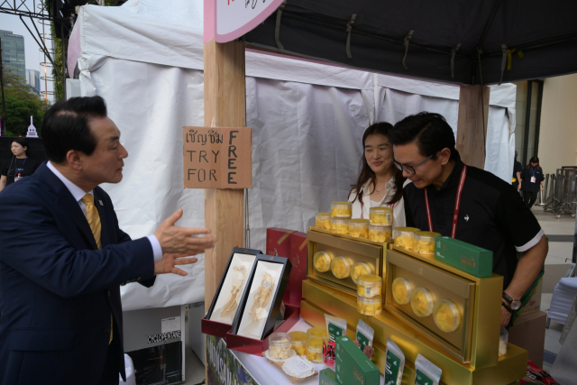 ▲박람회 부스를 방문, 응원하는 백성현 시장