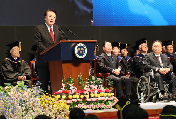 윤석열 대통령이 16일 대전 유성구 카이스트(KAIST)에서 열린 2024년 학위수여식에서 축사를 하고 있다. 사진공동취재단