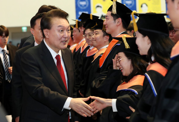 윤석열 대통령이 16일 대전 유성구 카이스트(KAIST)에서 열린 2024년 학위수여식에서 졸업생과 악수하고 있다. 사진공동취재단