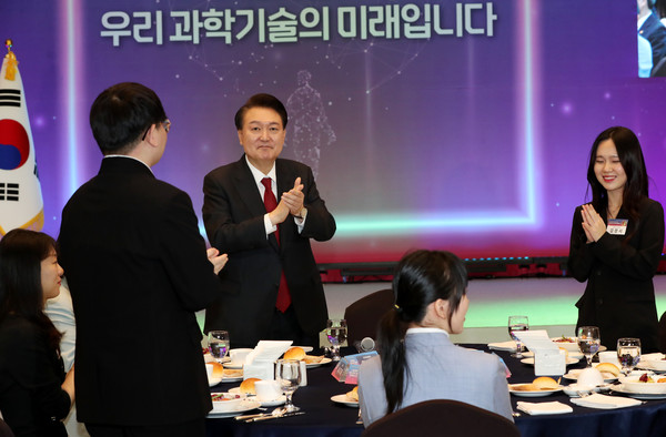 윤석열 대통령이 16일 대전 유성구 ICC호텔에서 열린 '미래 과학자와의 대화'에서 박수를 치고 있다. 대전충남사진공동취재단