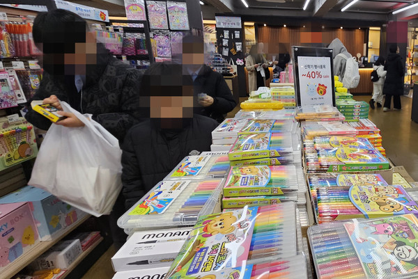 개학을 앞둔 18일 대전 중구의 한 문구용품 매장을 찾은 시민들이 학용품을 살펴보고 있다. 이경찬 기자 chan8536@cctoday.co.kr