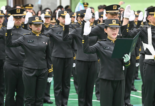 20일 대전 유성구 국군간호사관학교에서 열린 제68기 신입 간호사관생도 입학식에서 신입 생도들이 입학선서를 하고 있다. 이경찬 기자 chan8536@cctoday.co.kr